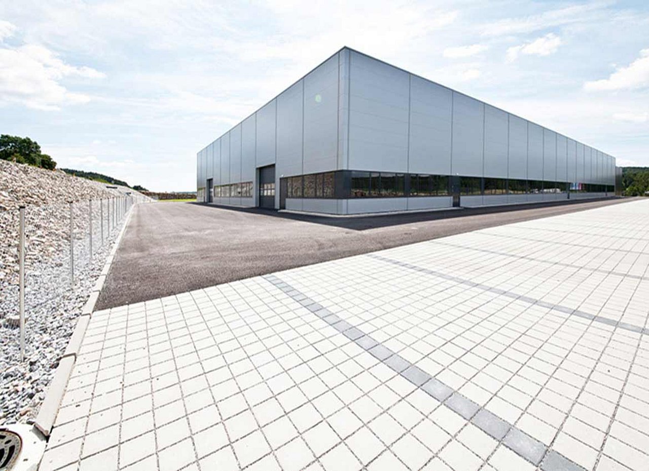 Fertigungshalle der BT-Systems GmbH am Standort in Brodersdorf