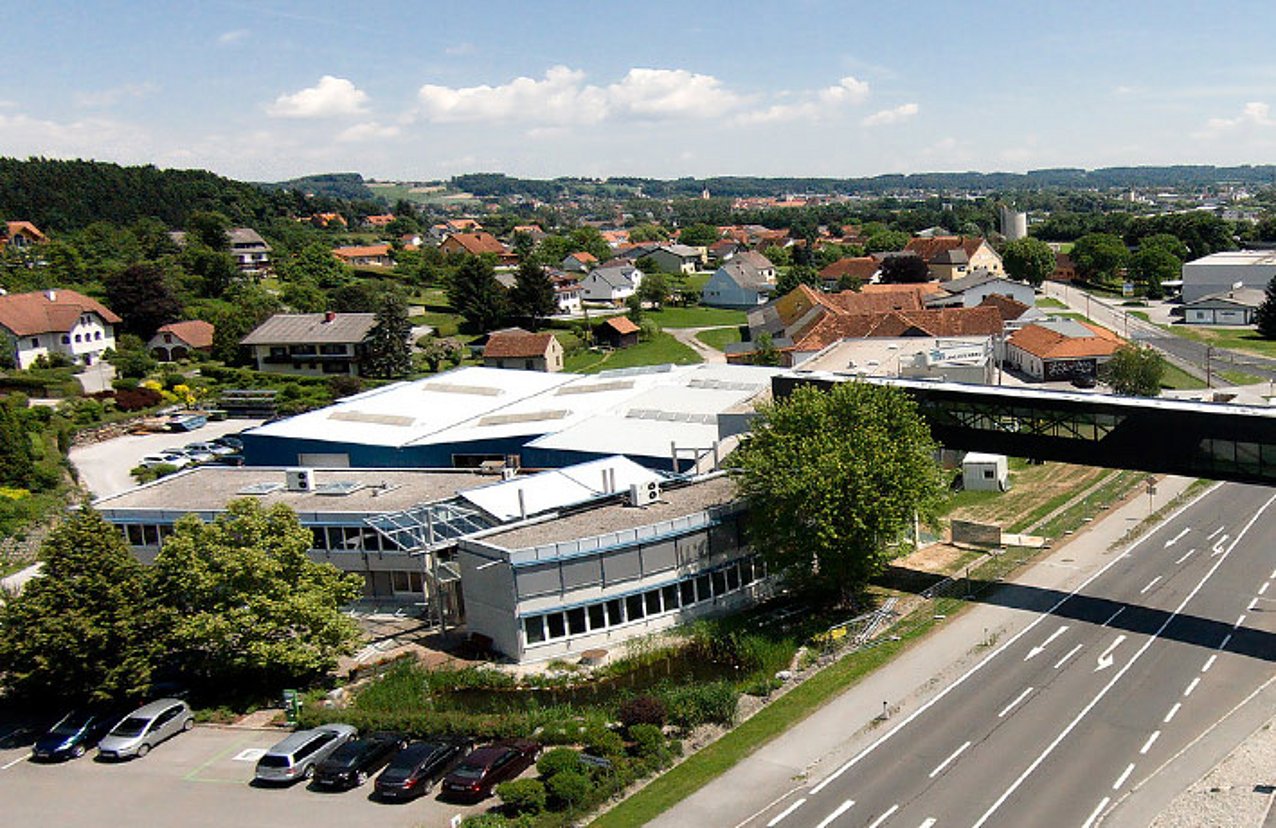 Die Brücke verbindet das Bürogebäude der BT-Group mit dem Standort von BT-Systems