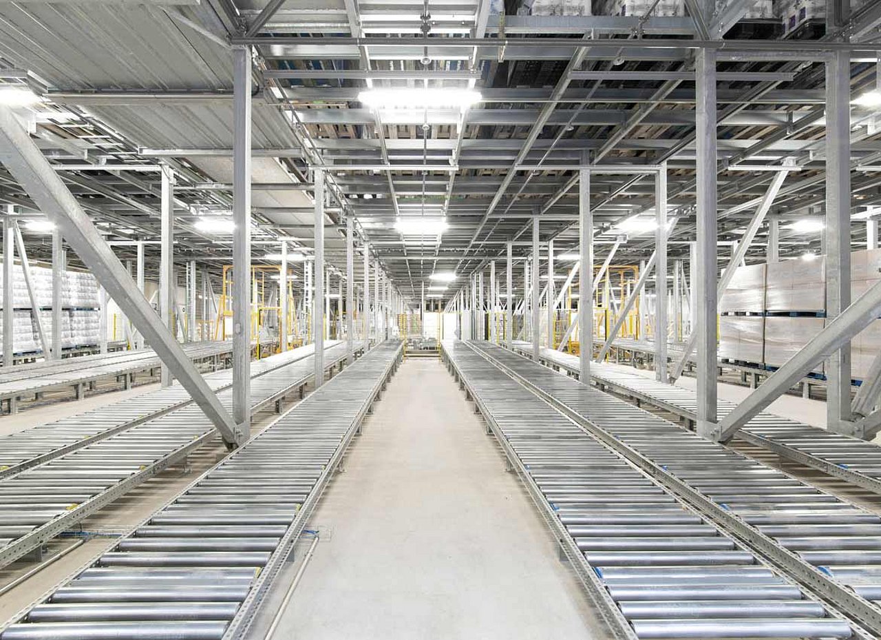 Lagerhalle mit Rollenbahnen